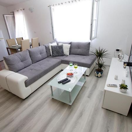 Apartment Toni Макарска Экстерьер фото